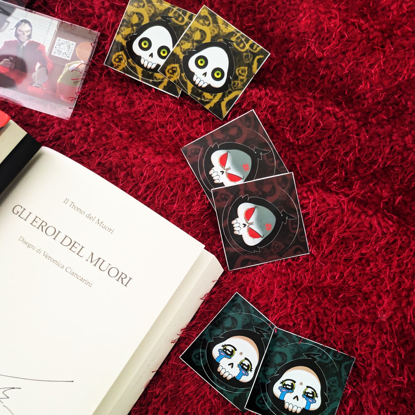 MUORI-PACK CON LIBRO/DISEGNO/DEDICA/STICKERS/AUTOGRAFO